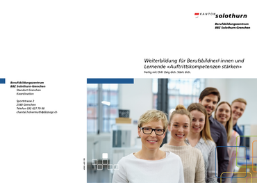 Prospekt Seite 1: Menschen in einer Reihe hintereinander, mit Happy Gesichtern, in einem Büro.